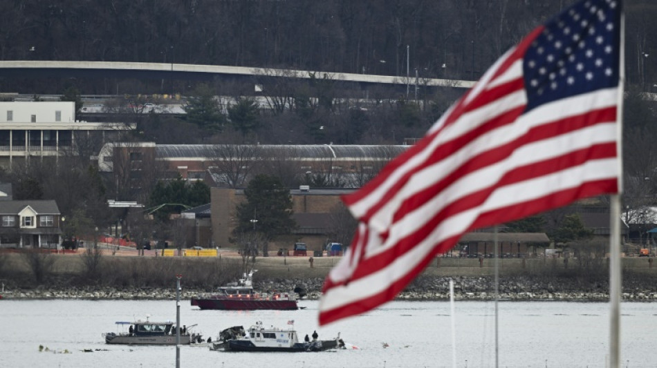  Governo dos EUA admite responsabilidade em colis&atilde;o a&eacute;rea que deixou 67 mortos 