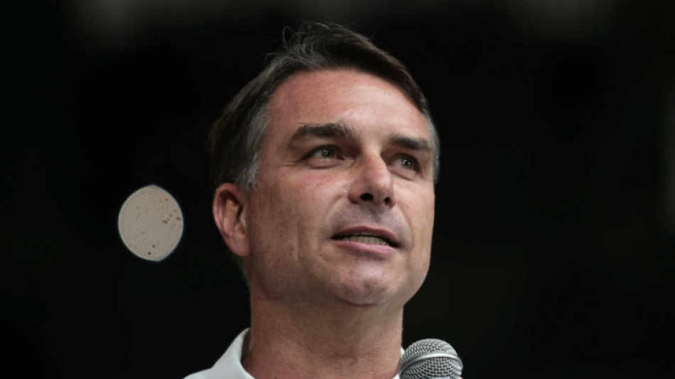  Moraes autoriza visita de Fl&aacute;vio Bolsonaro ao pai em pris&atilde;o domiciliar 