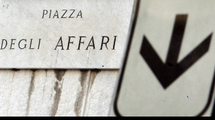 Borsa: a Milano timori per i dazi, gi&ugrave; Stellantis e Moncler