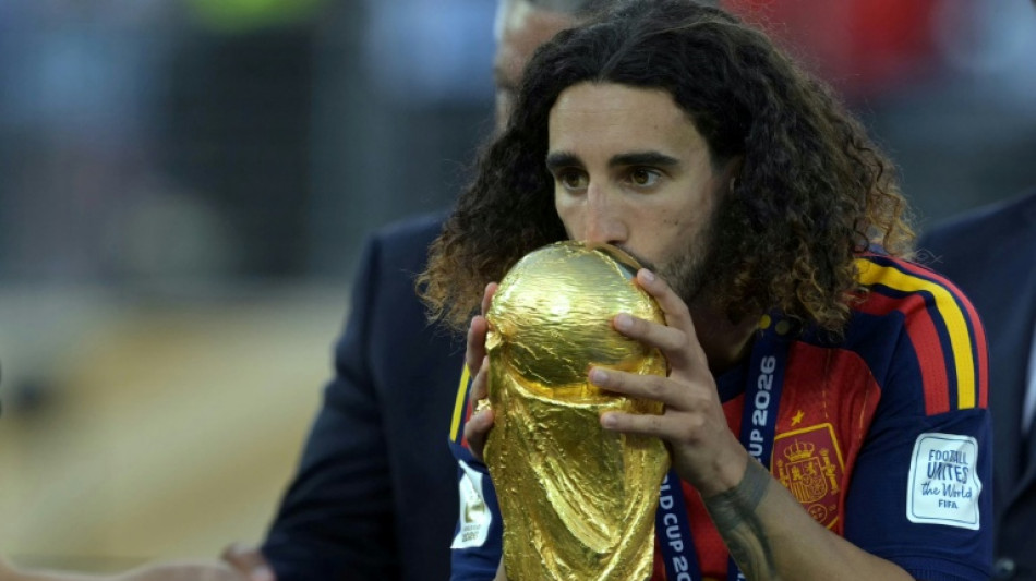 Cucurella cumpre promessa e tatua rosto do t&eacute;cnico da Espanha 