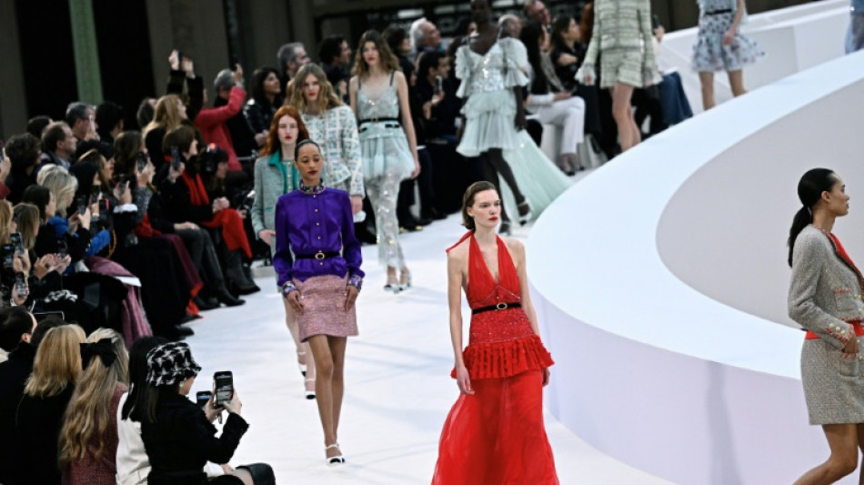 Una colecci&oacute;n de alta costura tenue y colorida de Chanel en Par&iacute;s