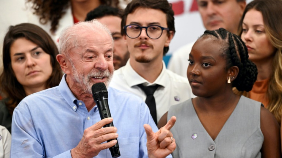  Lula, o presidente anal&oacute;gico, se rende ao v&iacute;deo selfie para atrair eleitores 