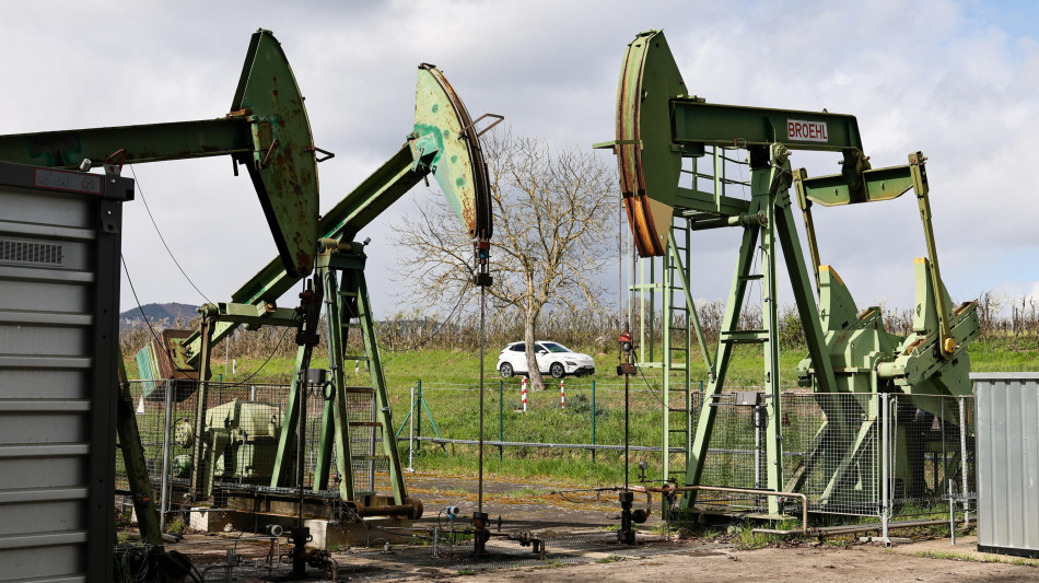 Il petrolio balza fino a 126 dollari sui timori di una guerra prolungata